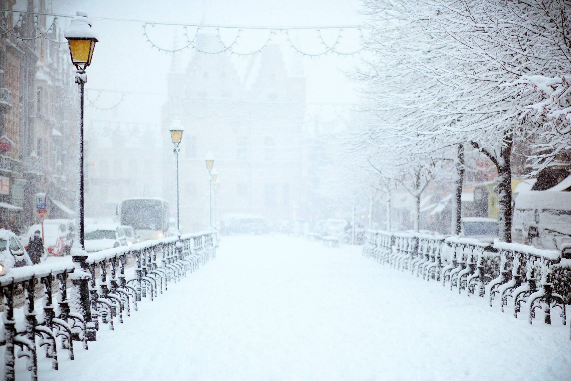 Snow shoveling (Image via Unsplash/Filip Bunkens)